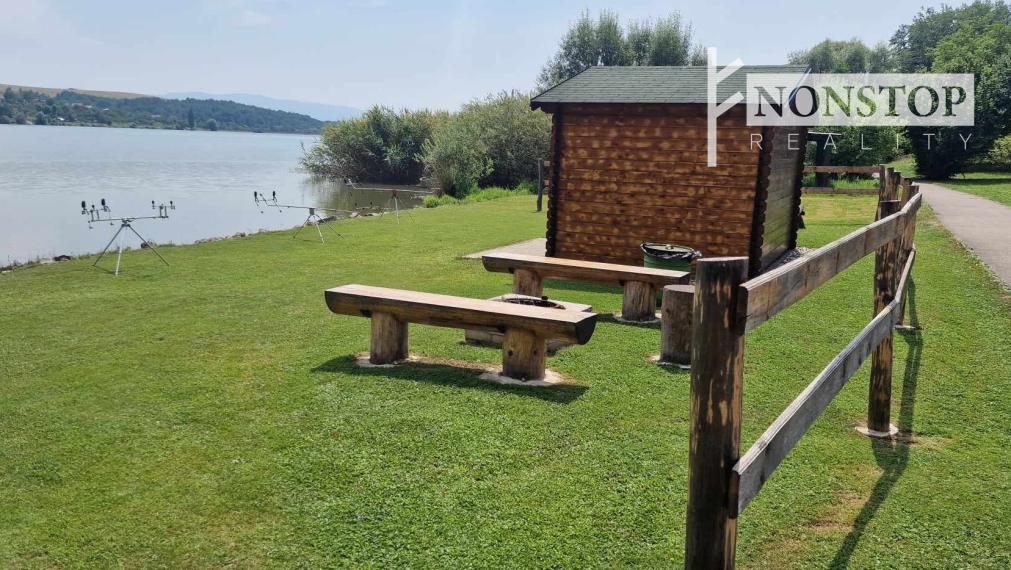 Predáme chatku pri vodnej nádrži Nitrianske Rudno.