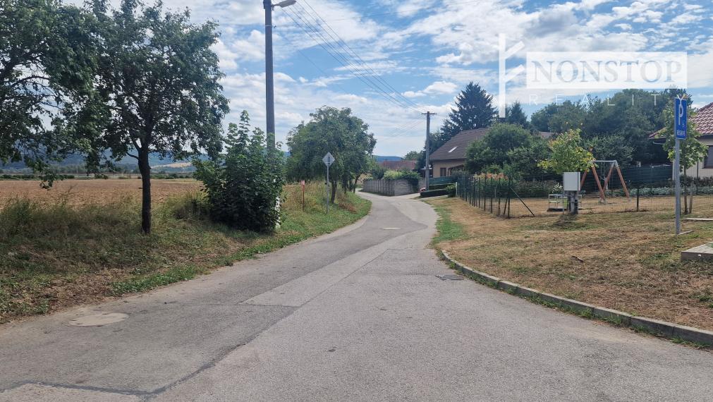 Predáme stavebný pozemok  určený na bývanie v rodinných domoch blízko Trenčína