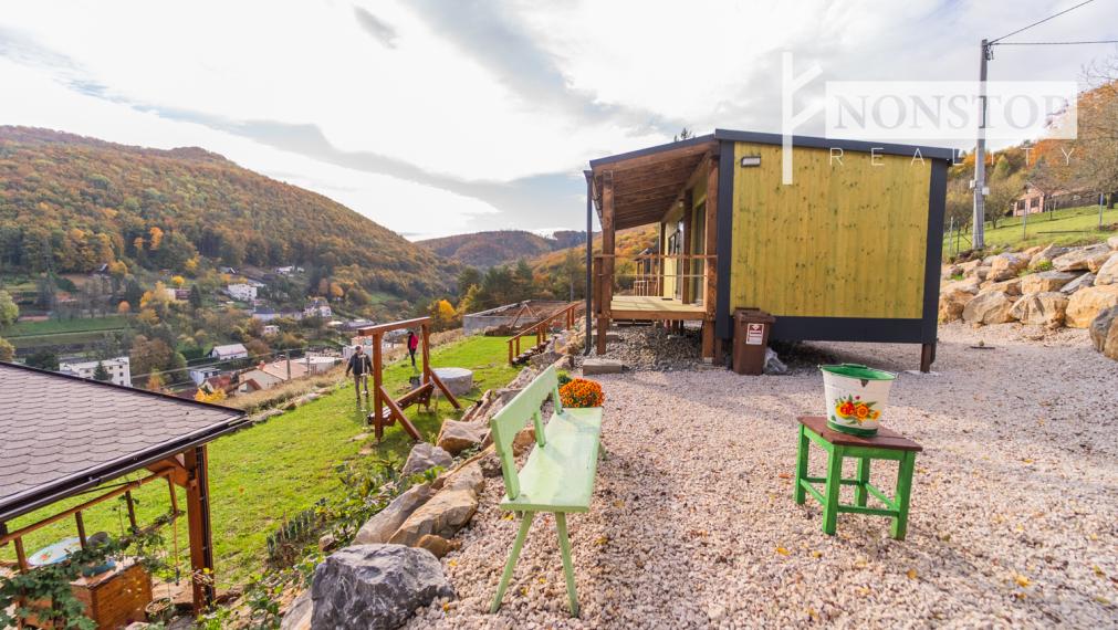 Rekreačný objekt v  Trenčianskych Tepliciach s dvomi chatami