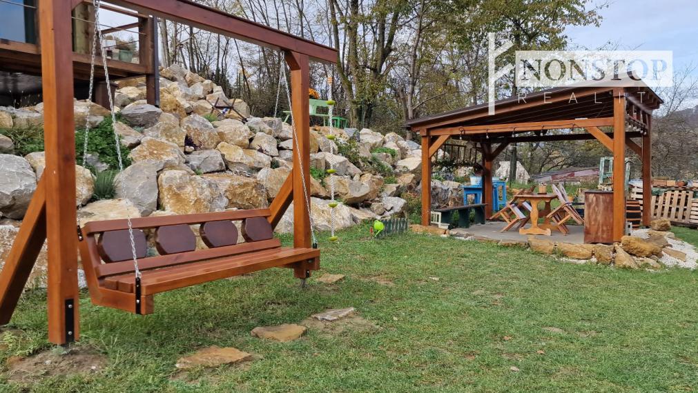 Rekreačný objekt v  Trenčianskych Tepliciach s dvomi chatami