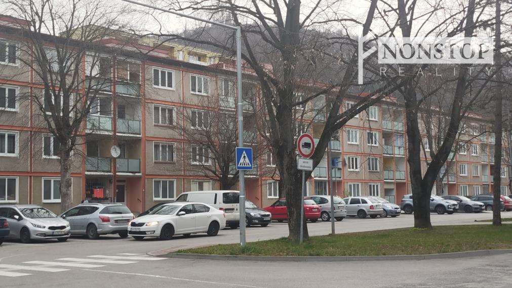 Ponúkame na predaj 4 izbový byt v Trenčianskych Tepliciach.
