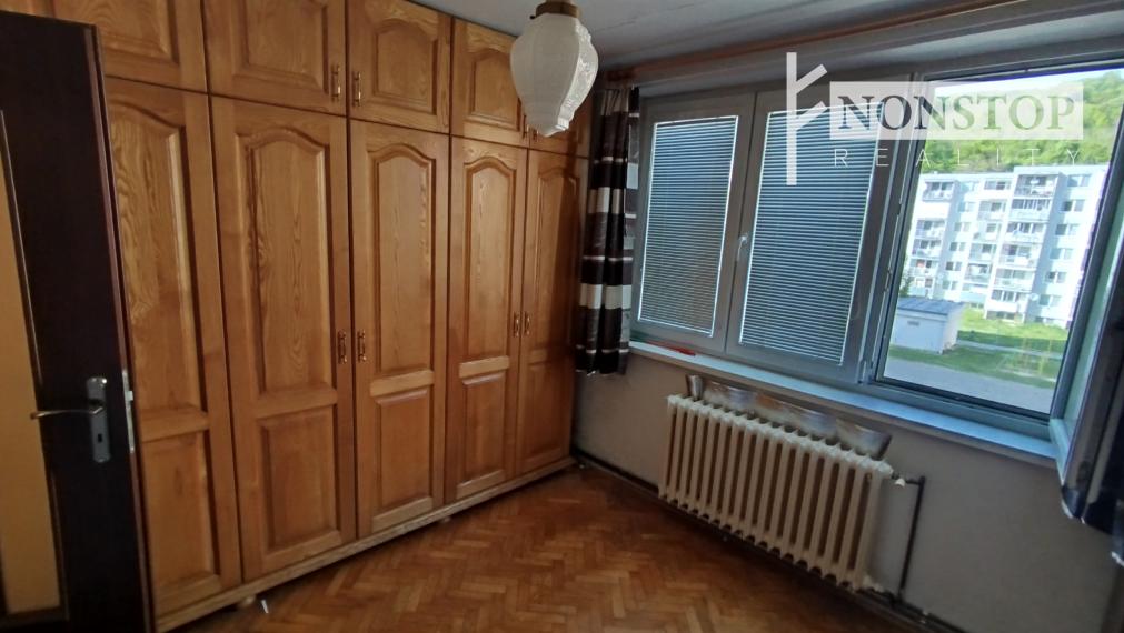 Ponúkame na predaj 4 izbový byt v Trenčianskych Tepliciach.