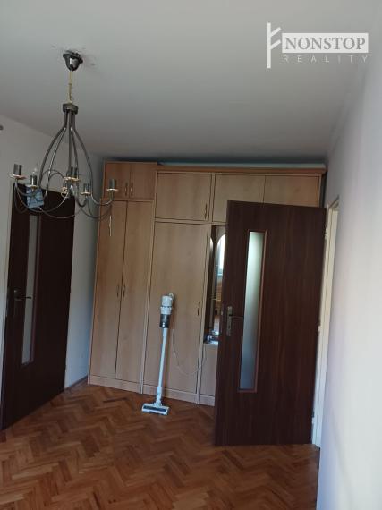 Ponúkame na predaj 4 izbový byt s vlastným kúrením v Trenčianskych Tepliciach.