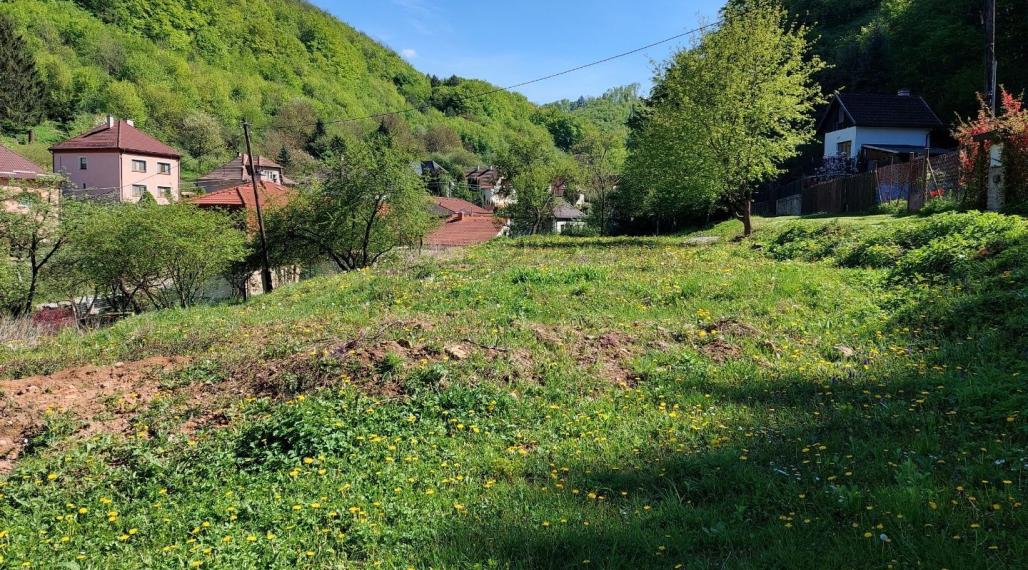 Ponúkame na predaj stavebný pozemok v Trenčianskych Tepliciach