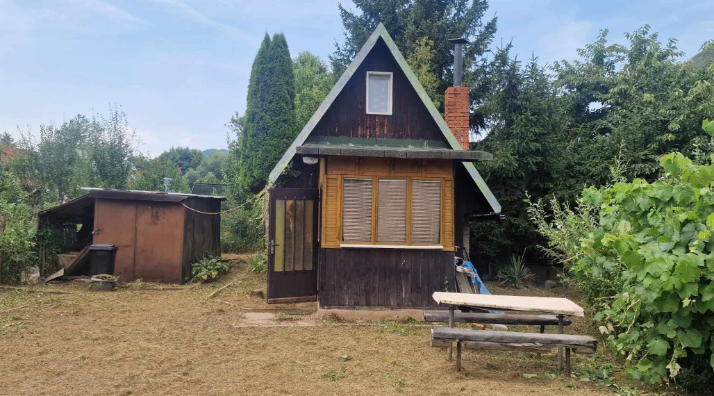 Predáme chatku pri vodnej nádrži Nitrianske Rudno.