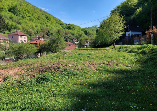 Ponúkame na predaj stavebný pozemok v Trenčianskych Tepliciach