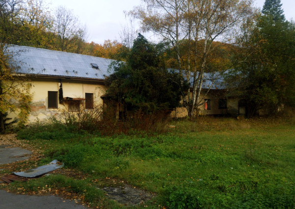 Ponúkame na predaj pozemok s rodinným domom v kúpeľnom mestečku Trenčianske Teplice