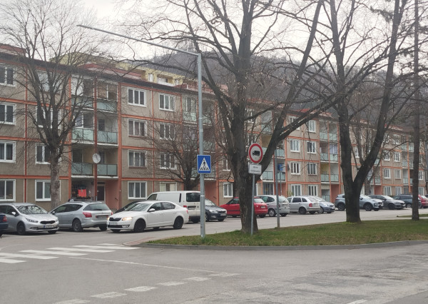 Ponúkame na predaj 4 izbový byt v Trenčianskych Tepliciach.