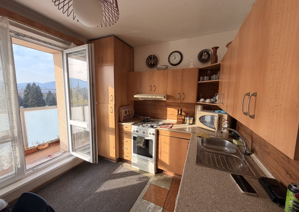 Predáme trojizbový byt v Novej Dubnici s dvoma balkónmi