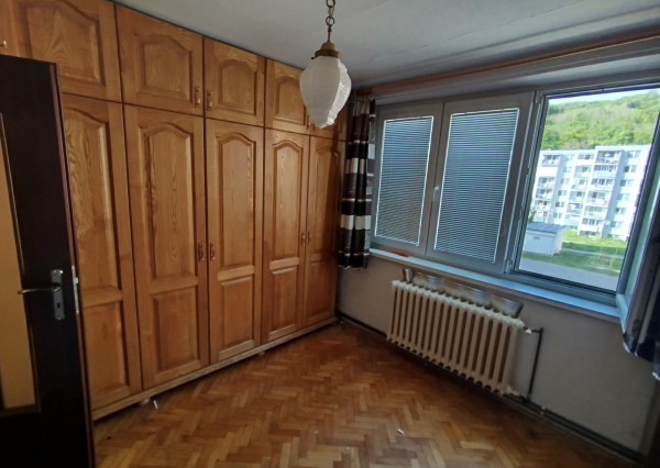 Ponúkame na predaj 4 izbový byt v Trenčianskych Tepliciach.
