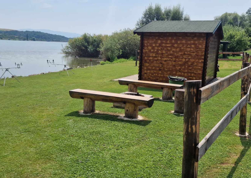 Predáme chatku pri vodnej nádrži Nitrianske Rudno. - fotografia 2