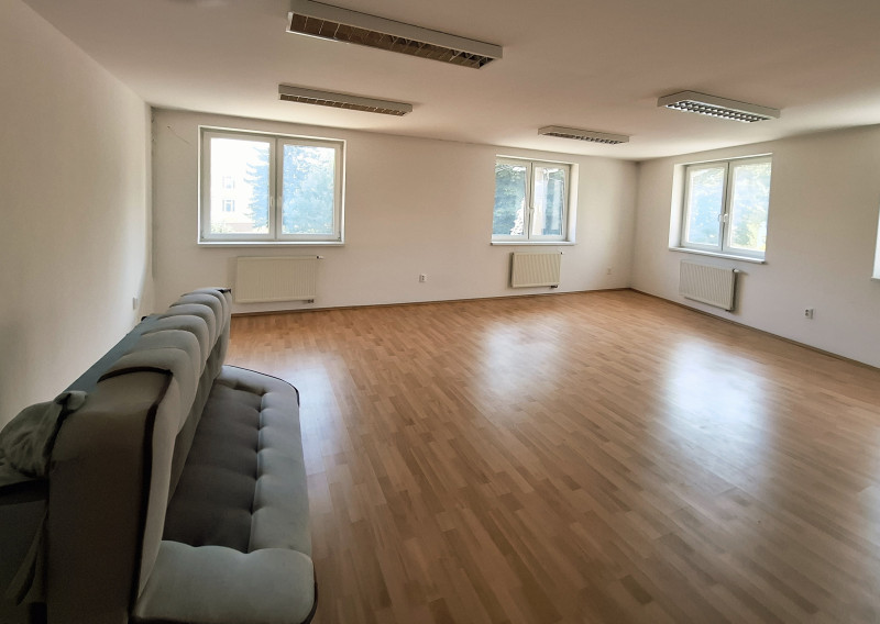 Ponúkame na prenájom priestory v polyfunkčnej budove v Nemšovej - fotografia 1